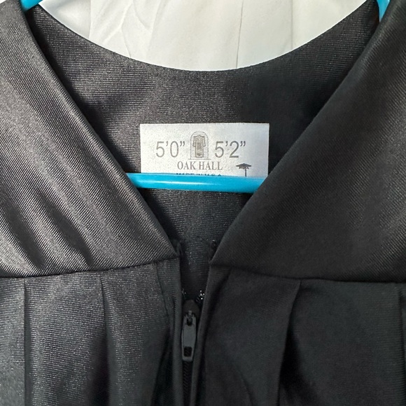 Black graduation gown for heights 5.0-5.2 - Picture 2 of 2